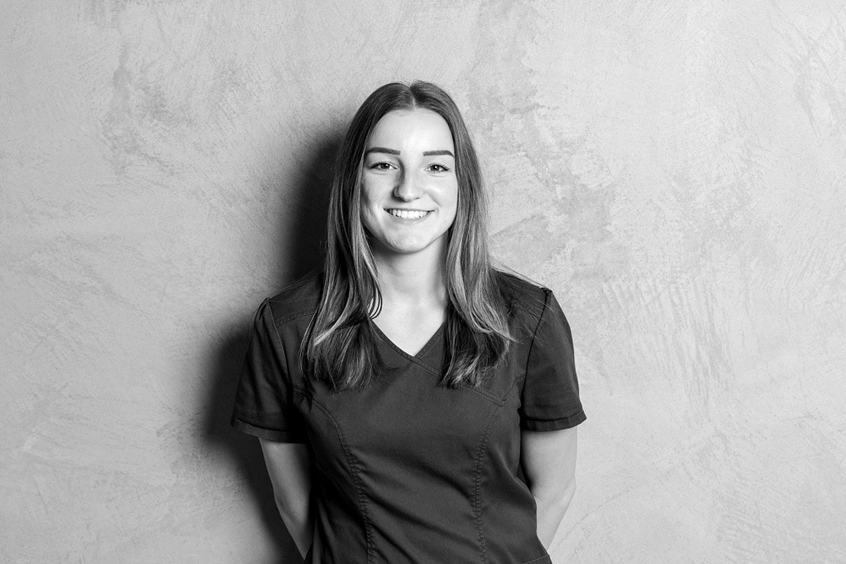 Selina Heilscher Selina Heilscher im Team von Kern Steck Implantologie und Dentalchirurgie